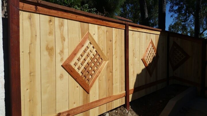 Wood plank fence with an accent in the middle, under a sunray.